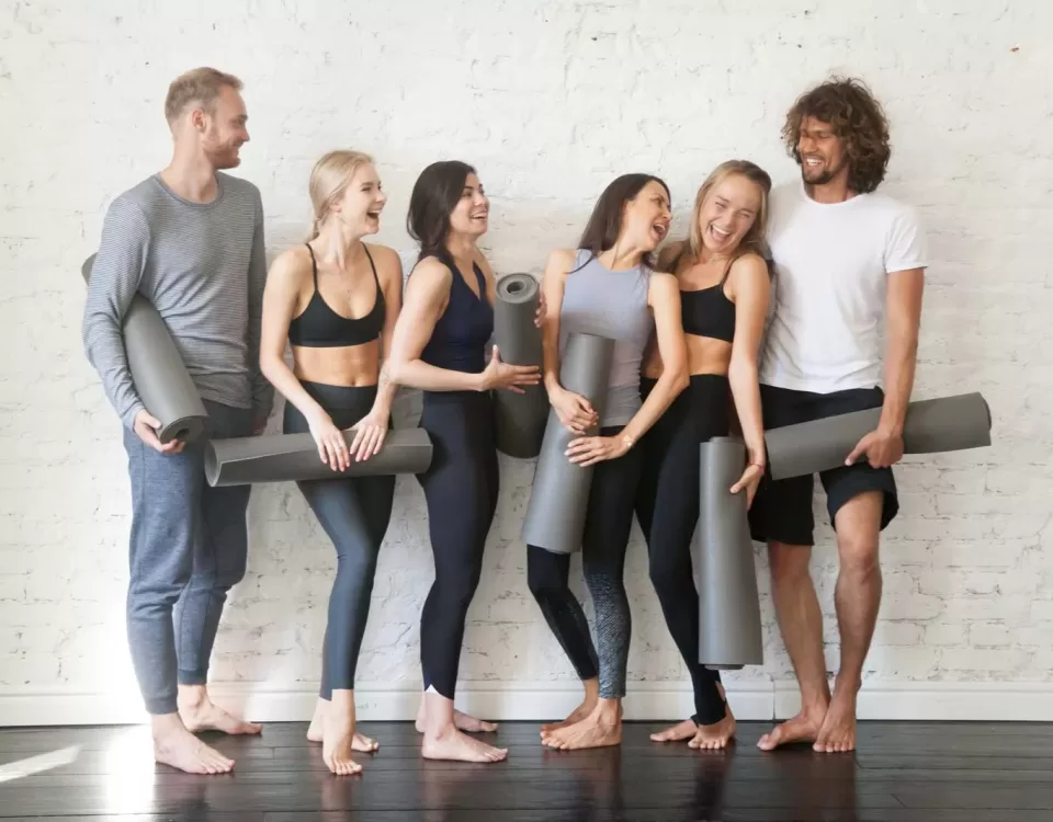 Persone sorridenti in palestra