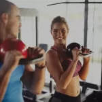 Due giovani atleti che fanno esercizi in palestra