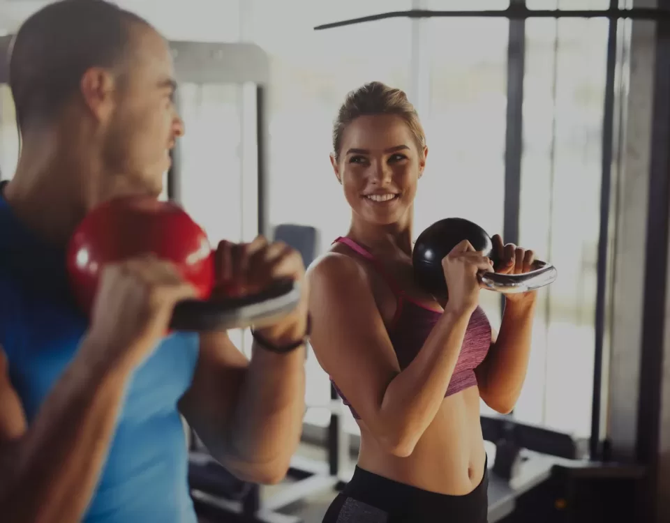 Due giovani atleti che fanno esercizi in palestra